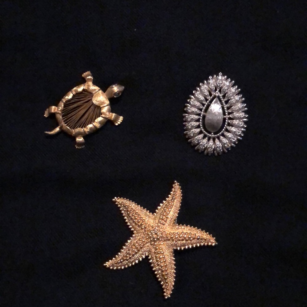 💥SALE💥 3 Assorted Monet vintage Brooches